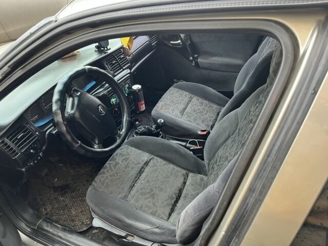 Серый Опель Вектра, объемом двигателя 1.6 л и пробегом 320 тыс. км за 1450 $, фото 3 на Automoto.ua