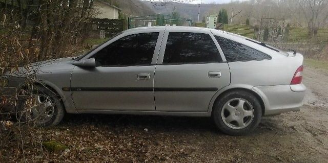 Сірий Опель Вектра, об'ємом двигуна 1 л та пробігом 301 тис. км за 2300 $, фото 4 на Automoto.ua