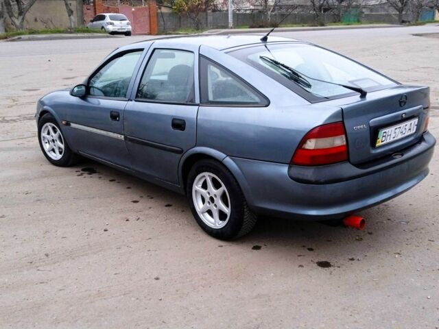 Серый Опель Вектра, объемом двигателя 1.6 л и пробегом 350 тыс. км за 1600 $, фото 3 на Automoto.ua