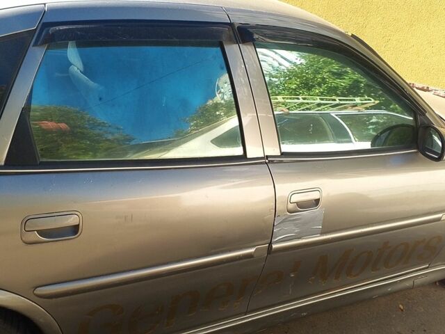 Серый Опель Вектра, объемом двигателя 2 л и пробегом 300 тыс. км за 360 $, фото 1 на Automoto.ua