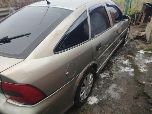 Серый Опель Вектра, объемом двигателя 1.8 л и пробегом 300 тыс. км за 1900 $, фото 5 на Automoto.ua