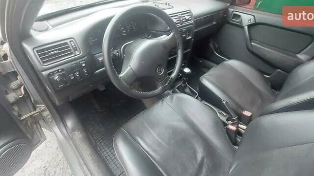 Серый Опель Вектра, объемом двигателя 2 л и пробегом 400 тыс. км за 2200 $, фото 5 на Automoto.ua