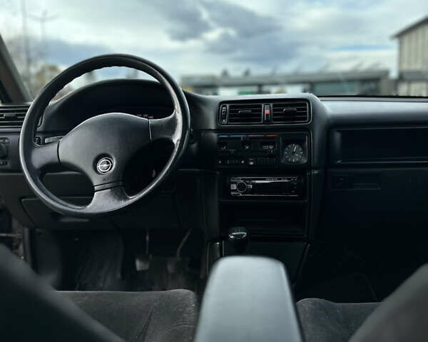 Опель Вектра 1989 у Чернівцях на Automoto.ua Сірий Опель Вектра, об'ємом двигуна 1.6 л та пробігом 265 тис. км за 1350 $, фото 6 на Automoto.ua