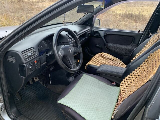 Серый Опель Вектра, объемом двигателя 1.6 л и пробегом 280 тыс. км за 920 $, фото 4 на Automoto.ua