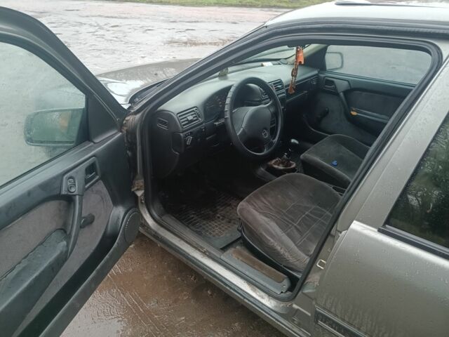 Серый Опель Вектра, объемом двигателя 2 л и пробегом 300 тыс. км за 1000 $, фото 4 на Automoto.ua