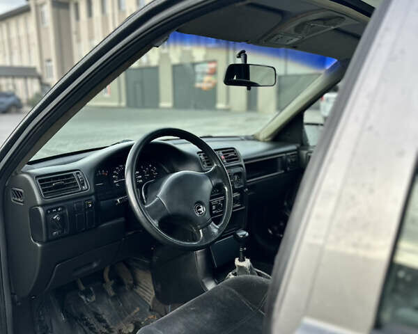 Опель Вектра 1989 у Чернівцях на Automoto.ua Сірий Опель Вектра, об'ємом двигуна 1.6 л та пробігом 265 тис. км за 1350 $, фото 5 на Automoto.ua