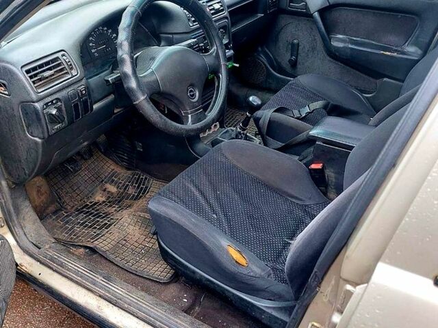 Серый Опель Вектра, объемом двигателя 1.6 л и пробегом 222 тыс. км за 850 $, фото 4 на Automoto.ua