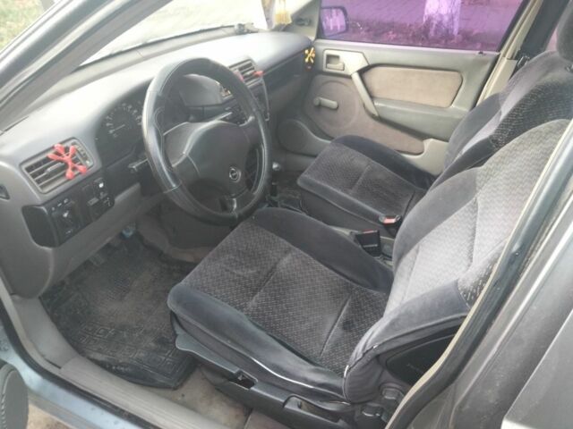 Серый Опель Вектра, объемом двигателя 1.6 л и пробегом 460 тыс. км за 800 $, фото 3 на Automoto.ua