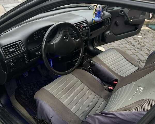 Сірий Опель Вектра, об'ємом двигуна 1.6 л та пробігом 230 тис. км за 1900 $, фото 4 на Automoto.ua