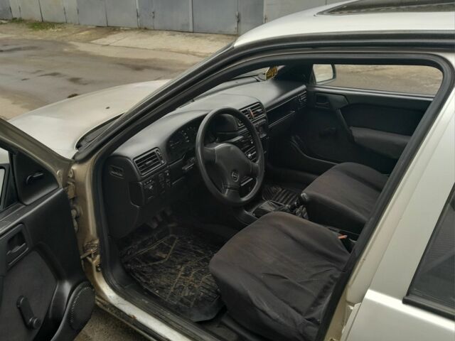 Серый Опель Вектра, объемом двигателя 1.6 л и пробегом 200 тыс. км за 750 $, фото 7 на Automoto.ua