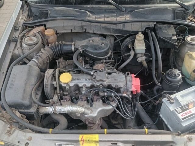 Серый Опель Вектра, объемом двигателя 1.8 л и пробегом 350 тыс. км за 1300 $, фото 2 на Automoto.ua