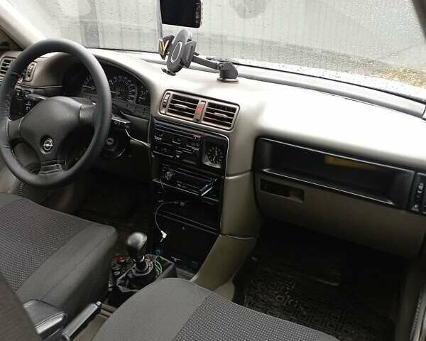 Серый Опель Вектра, объемом двигателя 1.8 л и пробегом 350 тыс. км за 1500 $, фото 3 на Automoto.ua