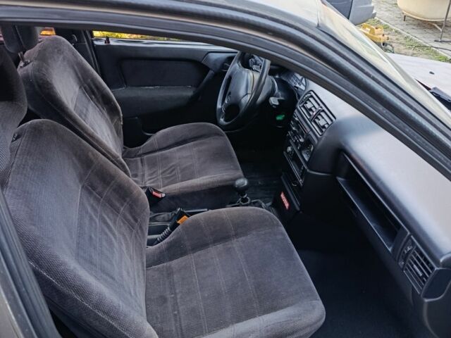 Опель Вектра 1991 у Чернівцях на Automoto.ua Сірий Опель Вектра, об'ємом двигуна 1.6 л та пробігом 330 тис. км за 775 $, фото 5 на Automoto.ua