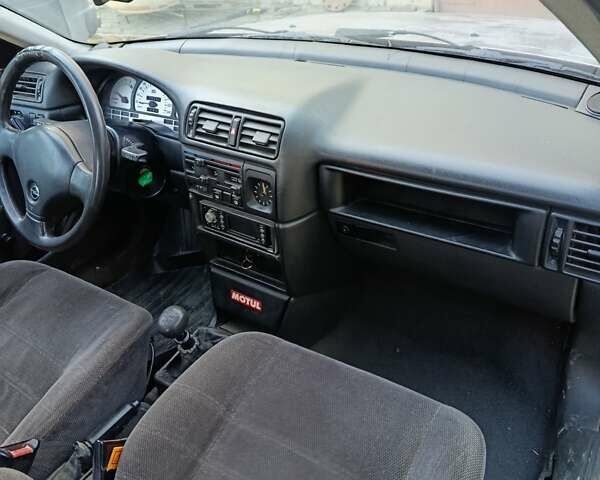 Опель Вектра 1991 у Чернівцях на Automoto.ua Сірий Опель Вектра, об'ємом двигуна 1.6 л та пробігом 330 тис. км за 775 $, фото 5 на Automoto.ua