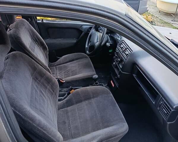 Опель Вектра 1991 у Чернівцях на Automoto.ua Сірий Опель Вектра, об'ємом двигуна 1.6 л та пробігом 330 тис. км за 775 $, фото 4 на Automoto.ua