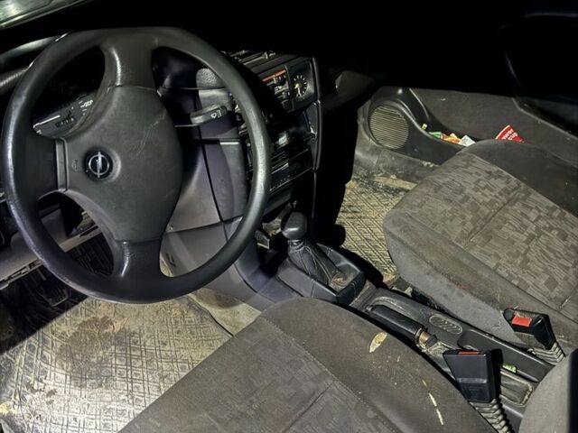 Серый Опель Вектра, объемом двигателя 1.6 л и пробегом 520 тыс. км за 1000 $, фото 3 на Automoto.ua