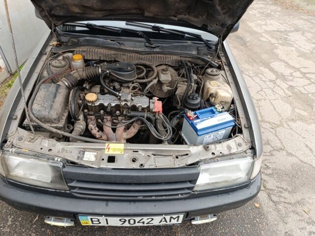 Серый Опель Вектра, объемом двигателя 1.8 л и пробегом 380 тыс. км за 1800 $, фото 11 на Automoto.ua