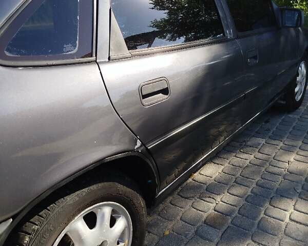 Сірий Опель Вектра, об'ємом двигуна 1.6 л та пробігом 300 тис. км за 1700 $, фото 5 на Automoto.ua