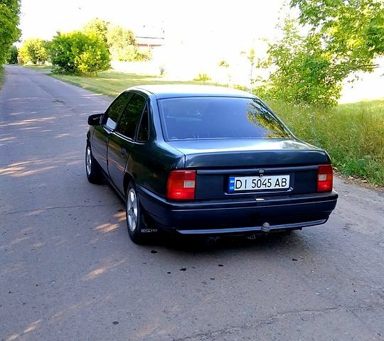 Серый Опель Вектра, объемом двигателя 1.8 л и пробегом 0 тыс. км за 2100 $, фото 2 на Automoto.ua