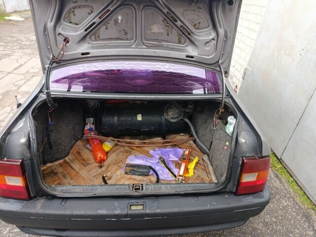 Серый Опель Вектра, объемом двигателя 1.8 л и пробегом 380 тыс. км за 1800 $, фото 1 на Automoto.ua