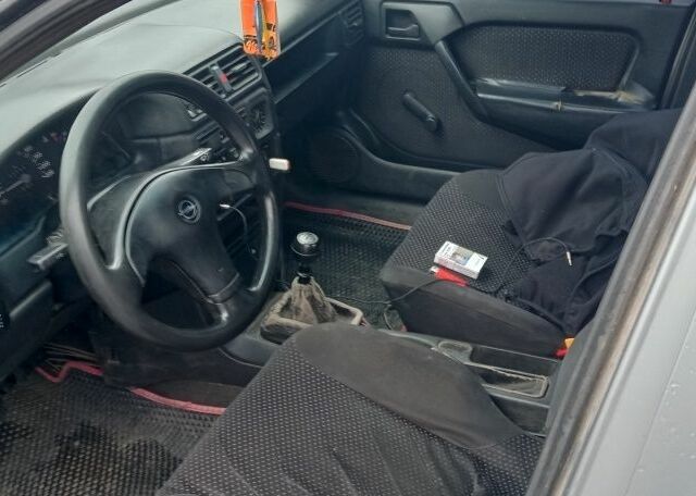 Серый Опель Вектра, объемом двигателя 1.8 л и пробегом 330 тыс. км за 899 $, фото 6 на Automoto.ua