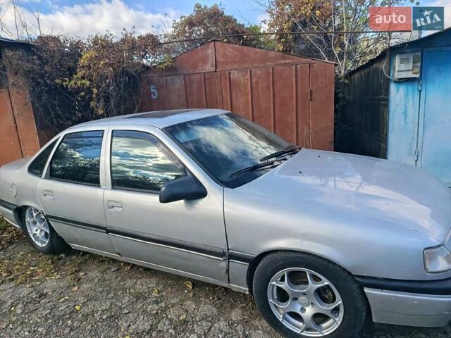 Серый Опель Вектра, объемом двигателя 1.8 л и пробегом 380 тыс. км за 1000 $, фото 1 на Automoto.ua