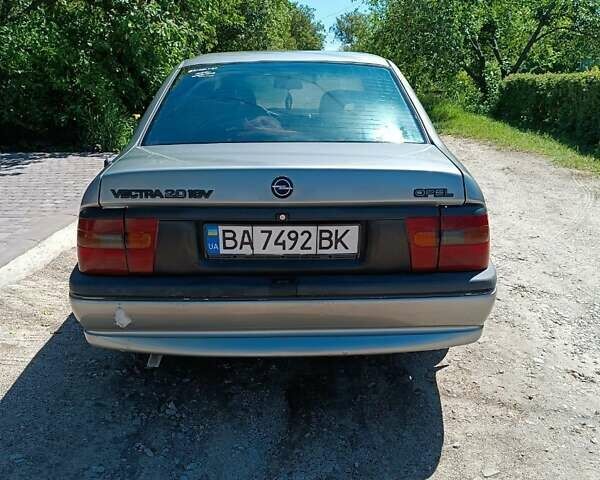 Серый Опель Вектра, объемом двигателя 2 л и пробегом 324 тыс. км за 2100 $, фото 4 на Automoto.ua