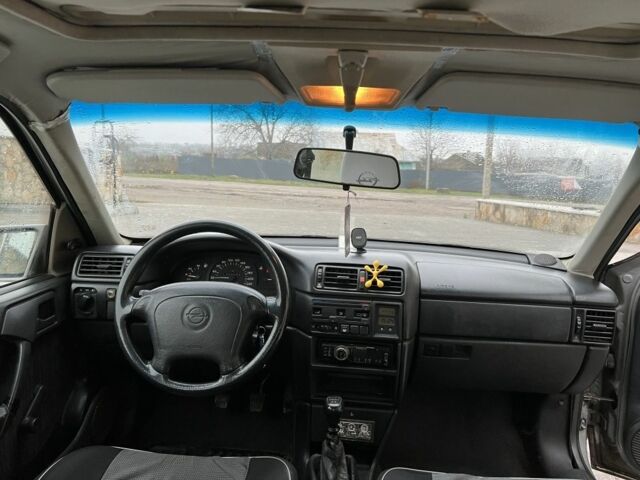 Серый Опель Вектра, объемом двигателя 1.6 л и пробегом 210 тыс. км за 1950 $, фото 5 на Automoto.ua