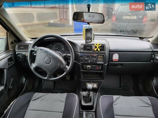 Серый Опель Вектра, объемом двигателя 1.6 л и пробегом 300 тыс. км за 1800 $, фото 12 на Automoto.ua