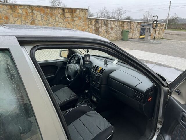 Серый Опель Вектра, объемом двигателя 1.6 л и пробегом 210 тыс. км за 1950 $, фото 8 на Automoto.ua