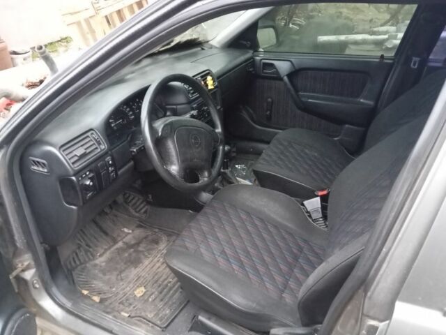 Сірий Опель Вектра, об'ємом двигуна 1 л та пробігом 250 тис. км за 594 $, фото 2 на Automoto.ua