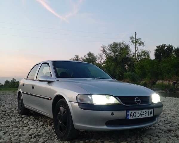 Серый Опель Вектра, объемом двигателя 1.8 л и пробегом 290 тыс. км за 1900 $, фото 1 на Automoto.ua
