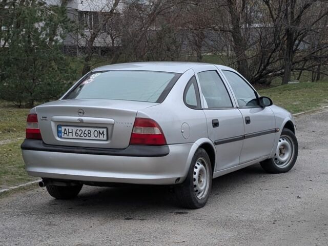 Серый Опель Вектра, объемом двигателя 1.8 л и пробегом 234 тыс. км за 1999 $, фото 4 на Automoto.ua