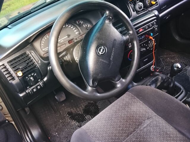 Серый Опель Вектра, объемом двигателя 1.8 л и пробегом 1 тыс. км за 2000 $, фото 3 на Automoto.ua