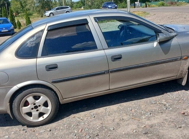 Сірий Опель Вектра, об'ємом двигуна 1.6 л та пробігом 300 тис. км за 1200 $, фото 1 на Automoto.ua