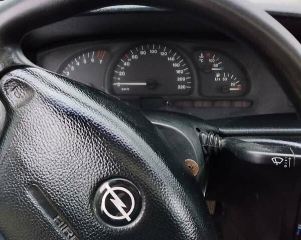 Серый Опель Вектра, объемом двигателя 1.8 л и пробегом 300 тыс. км за 650 $, фото 5 на Automoto.ua