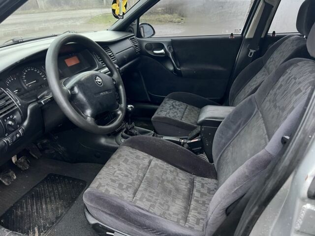 Серый Опель Вектра, объемом двигателя 1.8 л и пробегом 356 тыс. км за 1750 $, фото 2 на Automoto.ua