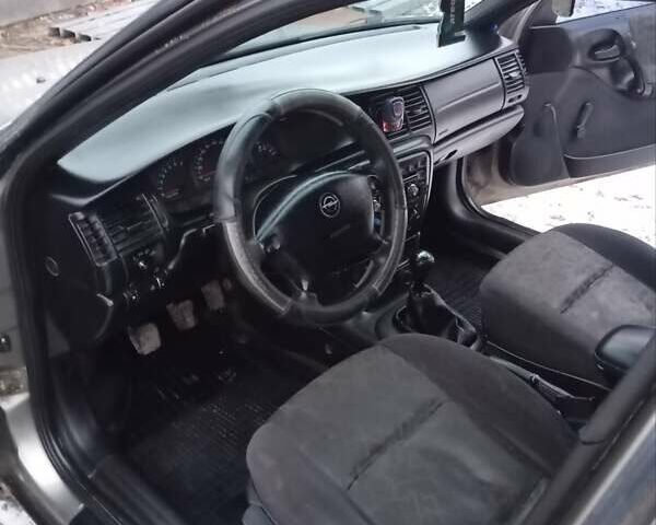 Сірий Опель Вектра, об'ємом двигуна 1.6 л та пробігом 300 тис. км за 900 $, фото 7 на Automoto.ua