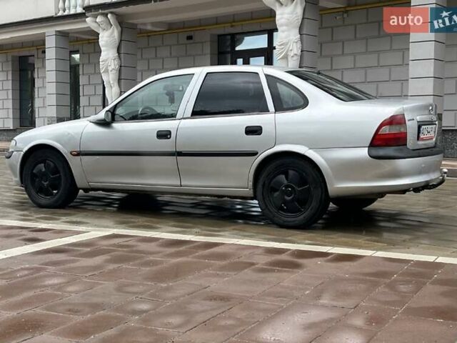 Серый Опель Вектра, объемом двигателя 1.8 л и пробегом 300 тыс. км за 1200 $, фото 4 на Automoto.ua