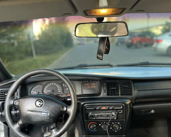 Серый Опель Вектра, объемом двигателя 1.6 л и пробегом 332 тыс. км за 1870 $, фото 4 на Automoto.ua