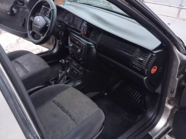 Серый Опель Вектра, объемом двигателя 1.6 л и пробегом 400 тыс. км за 900 $, фото 6 на Automoto.ua