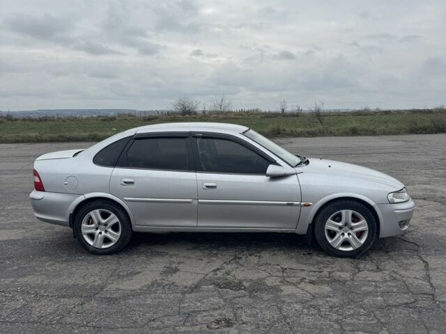 Сірий Опель Вектра, об'ємом двигуна 2 л та пробігом 319 тис. км за 1750 $, фото 3 на Automoto.ua