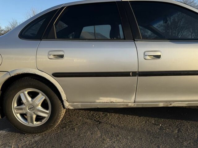 Сірий Опель Вектра, об'ємом двигуна 2 л та пробігом 270 тис. км за 1999 $, фото 3 на Automoto.ua