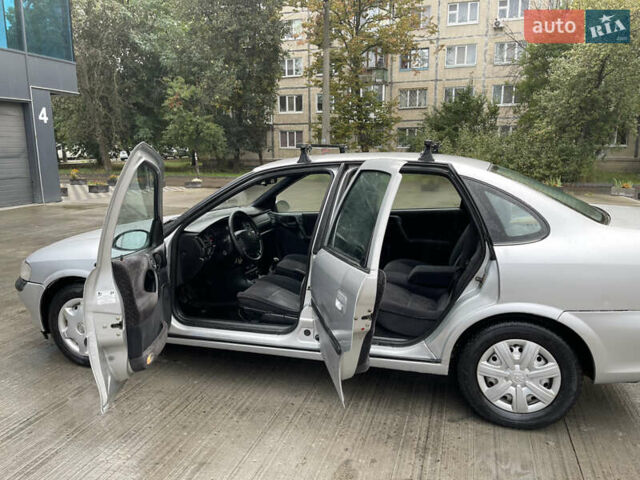 Сірий Опель Вектра, об'ємом двигуна 1.8 л та пробігом 200 тис. км за 1999 $, фото 6 на Automoto.ua