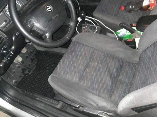 Серый Опель Вектра, объемом двигателя 2 л и пробегом 400 тыс. км за 2100 $, фото 1 на Automoto.ua