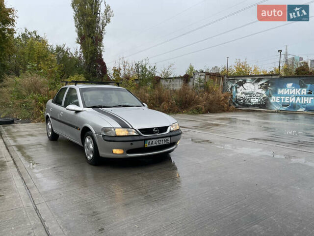 Сірий Опель Вектра, об'ємом двигуна 1.8 л та пробігом 200 тис. км за 1999 $, фото 1 на Automoto.ua