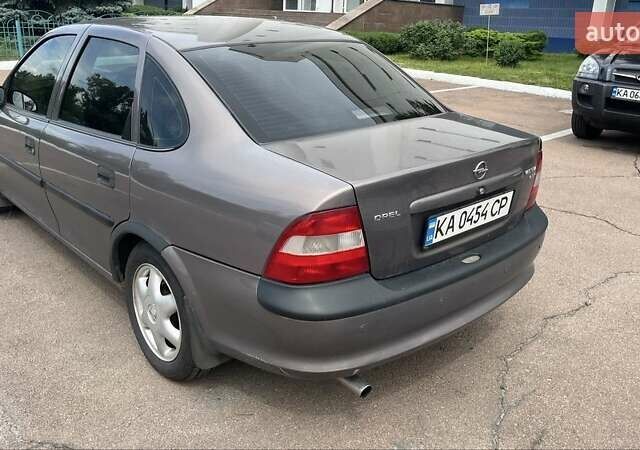 Серый Опель Вектра, объемом двигателя 1.6 л и пробегом 350 тыс. км за 2429 $, фото 4 на Automoto.ua