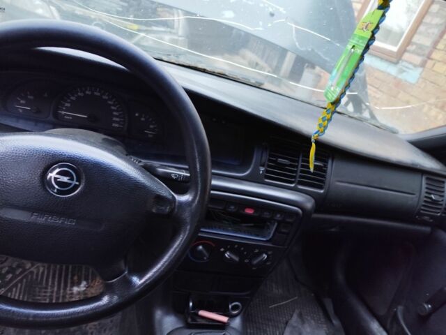 Сірий Опель Вектра, об'ємом двигуна 1 л та пробігом 400 тис. км за 2000 $, фото 7 на Automoto.ua