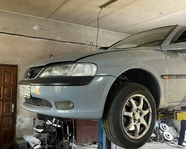 Серый Опель Вектра, объемом двигателя 2 л и пробегом 333 тыс. км за 2400 $, фото 10 на Automoto.ua