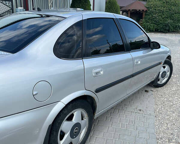 Сірий Опель Вектра, об'ємом двигуна 1.8 л та пробігом 372 тис. км за 2350 $, фото 1 на Automoto.ua